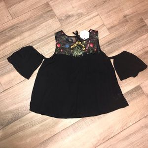 Paper Crane Sm black flowy top, off shoulder, embroidered flower details